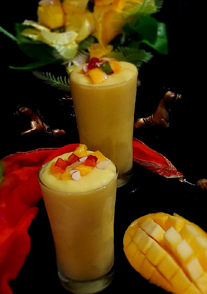 मैंगो मिल्कशेक(mango milkshake recipe in hindi) रेसिपी मुख्य फोटो