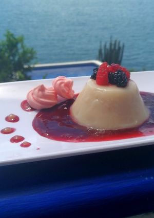 Una foto de Panna cotta con coulis de jamaica y mezcal oaxaqueño