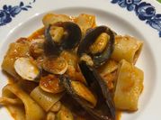 Una foto di cozze vongole scampi