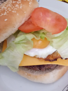 Una foto de Hamburguesa especial de la casa.😉