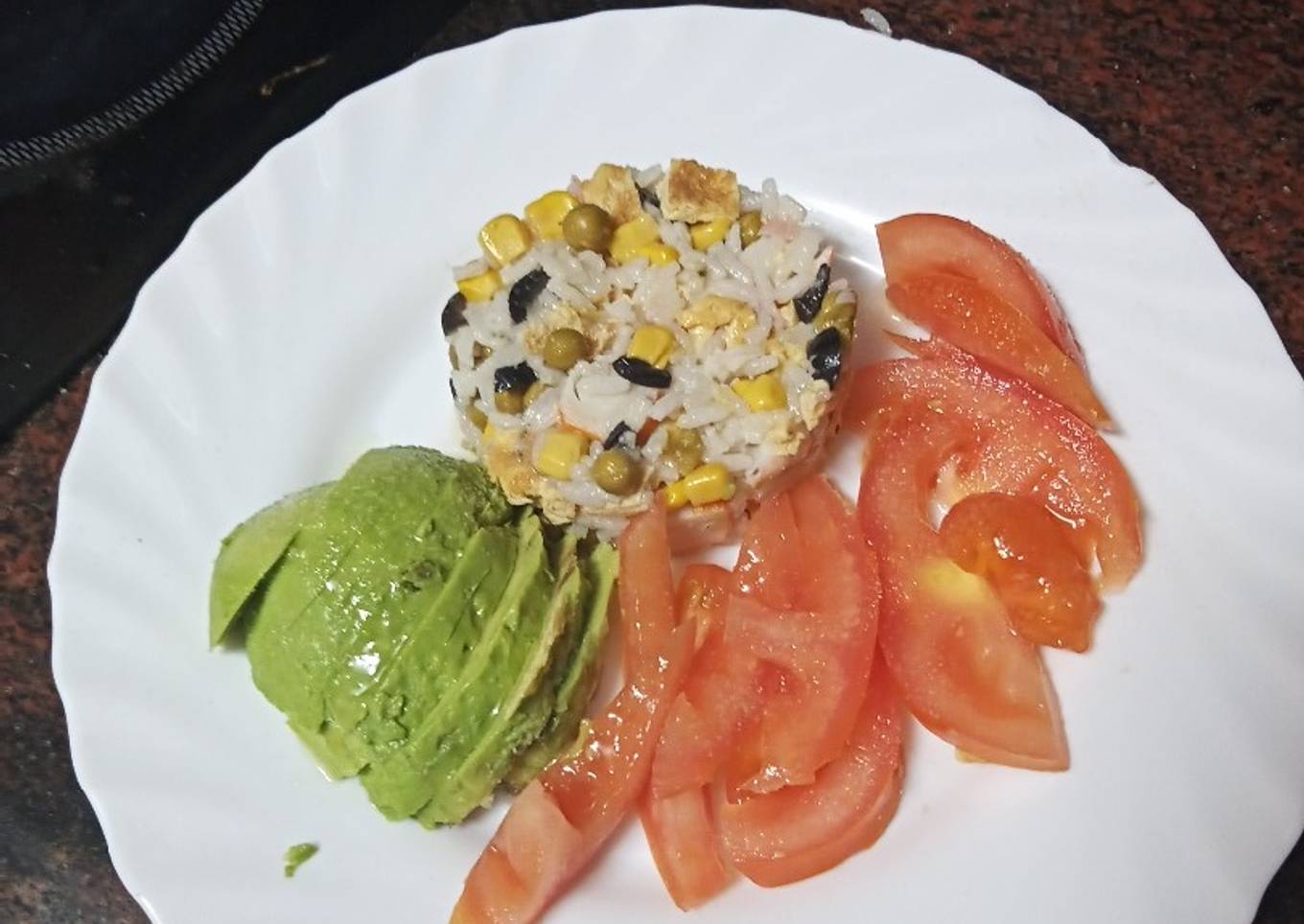 Ensalada de arroz con aguacate y tomate