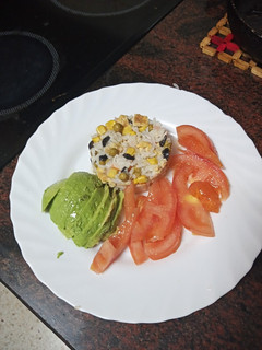 Una foto de Ensalada de arroz con aguacate y tomate