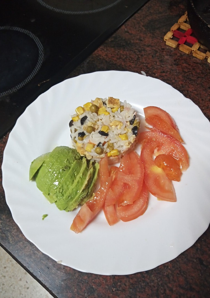 Una foto de Ensalada de arroz con aguacate y tomate