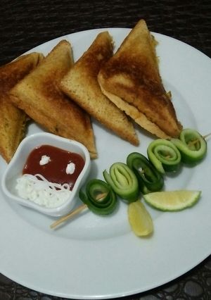 A picture of Sandwiches with leftovers🍞😋.