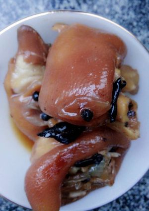 Hình của món Móng giò hầm nước dừa.
