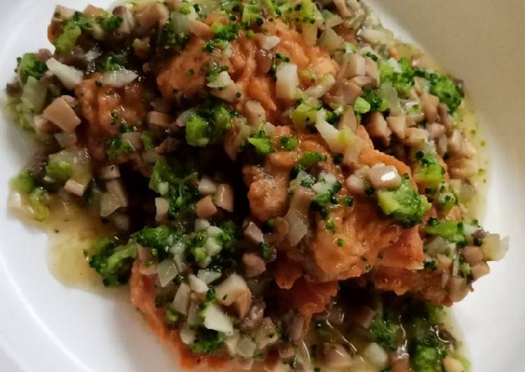 Resep Crispy salmon with broccoli and mushroom sauce (mpasi 1y+), Menggugah Selera