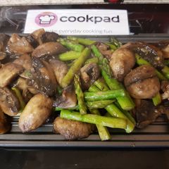 A picture of My Ginger & Garlic Mushrooms with Asparagus.