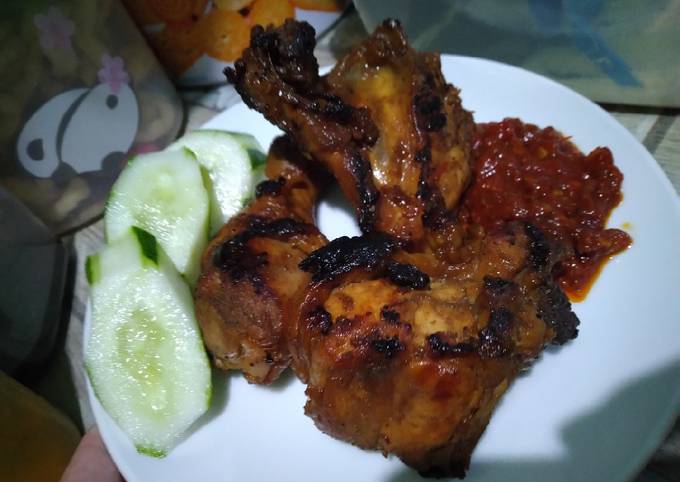 Ayam bakar beserta sambal terasi lamongan