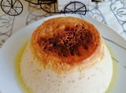Una foto de quesillo con leche condensada