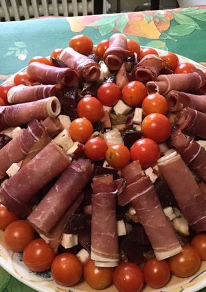 Une photo de Salade surprise multicolore marinée au jambon cru