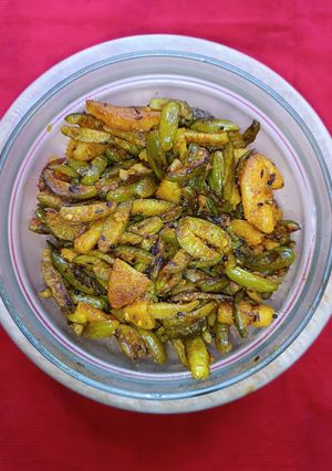 A picture of Ivy Gourd and Potato Dry Subji.