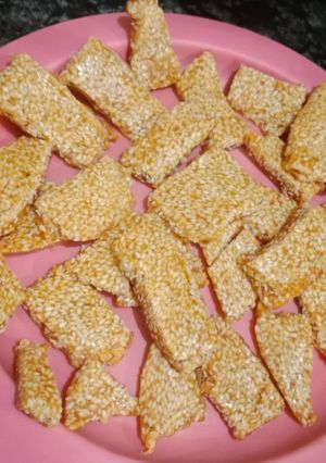 तिल गुड़ की गजक (b til gur ki gajak recipe in Hindi) रेसिपी मुख्य फोटो