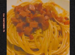 Hình của món Mỳ ý xúc xích sốt cà chua phô mai.