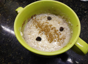 Una foto de Avena con leche, miel, pasas y canela