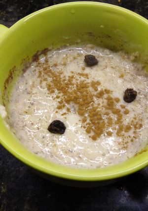 Una foto de Avena con leche, miel, pasas y canela