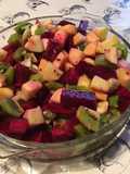Salade de fruits au jus de prunes (pommes, banane, pitaya rouge et kiwis)