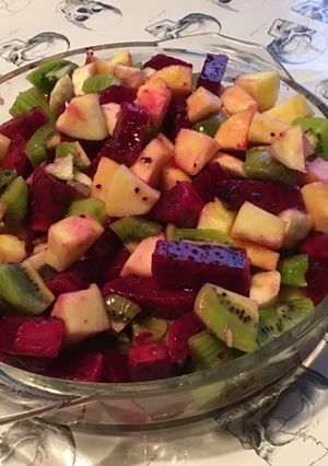 Une photo de Salade de fruits au jus de prunes (pommes, banane, pitaya rouge et kiwis)