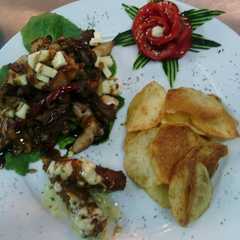 A picture of Mar y tierra a la teriyake con papas fritas y dedos de róbalo.