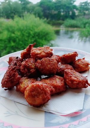 स्पाइसी वेजी पकौड़े (Spicy veggie pakode recipe in Hindi) रेसिपी मुख्य फोटो