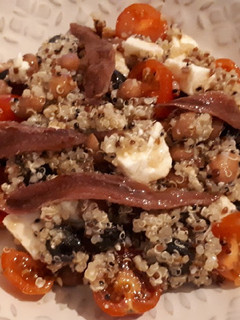 Una foto de Ensalada de alubias, quinoa tricolor y queso feta