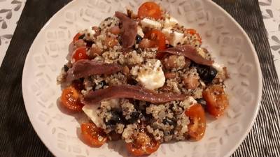Ensalada de alubias, quinoa tricolor y queso feta