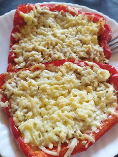 Una foto de Pimiento relleno de atún y huevo