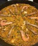 Fideuà de mariscos, con sepia sucia, galeras y gambones