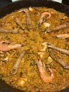Una foto de Fideuà de mariscos, con sepia sucia, galeras y gambones
