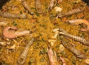 Foto principal de Fideuà de mariscos, con sepia sucia, galeras y gambones