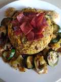 Timbal de arroz con corona de revuelto de verduras, con pollo