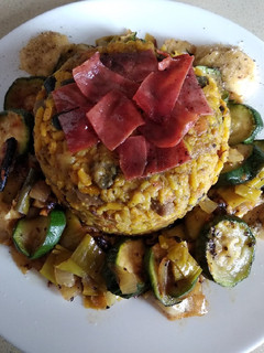 Una foto de Timbal de arroz con corona de revuelto de verduras, con pollo