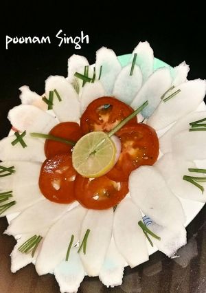 A picture of Radish tomato watch style salad.