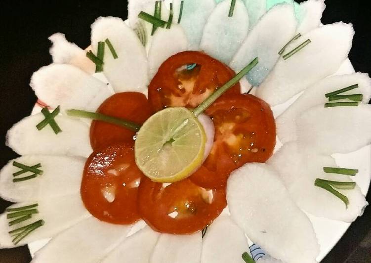Radish tomato watch style salad