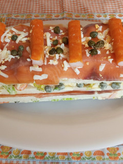 Una foto de Pastel frío de salmón ahumado y surimi
