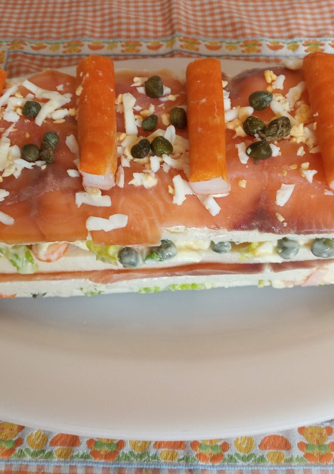 Una foto de Pastel frío de salmón ahumado y surimi