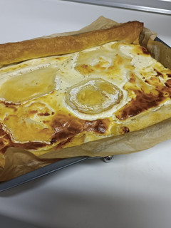 Foto principal de Coca de hojaldre con manzana y queso