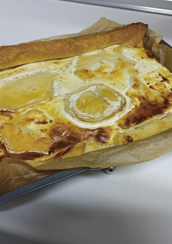 Una foto de Coca de hojaldre con manzana y queso