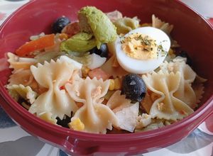 Una foto de Ensalada de pajaritas con guacamole