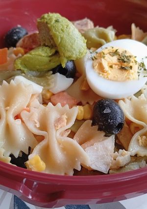 Una foto de Ensalada de pajaritas con guacamole