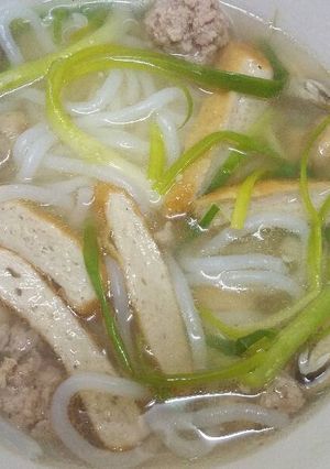 Hình của món Bánh canh chả cá thịt viên.