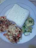 Tortilla de huevo con arroz blanco y aguacate a la vinagreta