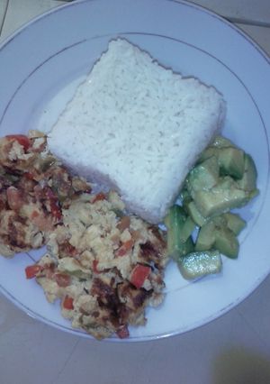 Una foto de Tortilla de huevo con arroz blanco y aguacate a la vinagreta