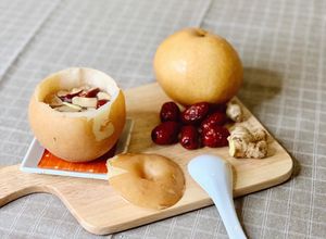 Hình của món Lê hấp táo đỏ trị ho.