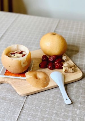 Hình của món Lê hấp táo đỏ trị ho.