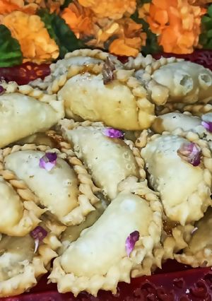 मावा गुझिया(mawa gujiya recipe in hindi) रेसिपी मुख्य फोटो