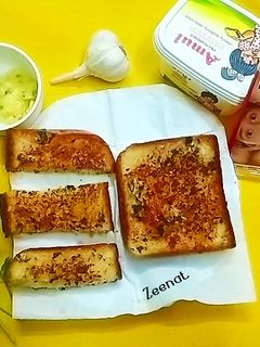 चीज़ गार्लिक ब्रेड (Cheese garlic bread recipe in Hindi) रेसिपी मुख्य फोटो