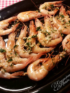 Una foto de Gambas tostadas con aliño de aceite con ajos y perejil