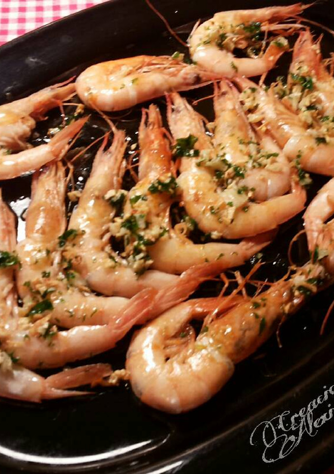 Una foto de Gambas tostadas con aliño de aceite con ajos y perejil