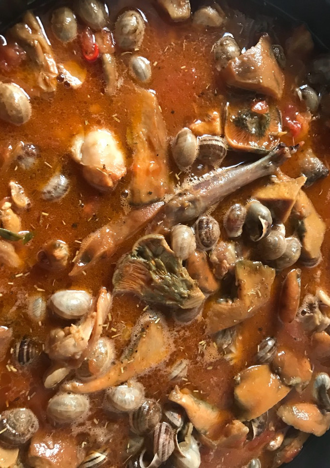 Una foto de Conejo o pollo con níscalos y Caracoles