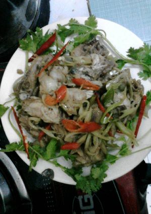 Hình của món gà tre xào sã ớt.